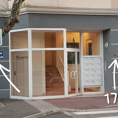 Climatise Centre Ville, Proche Plages Raphael Et Frejus Avec Ascenseur