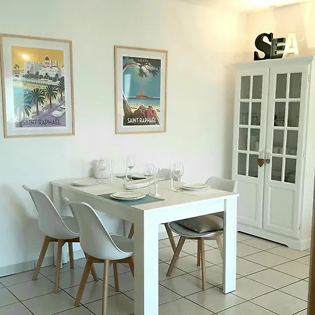 Climatise Centre Ville, Proche Plages Raphael Et Frejus Avec Ascenseur Apartment