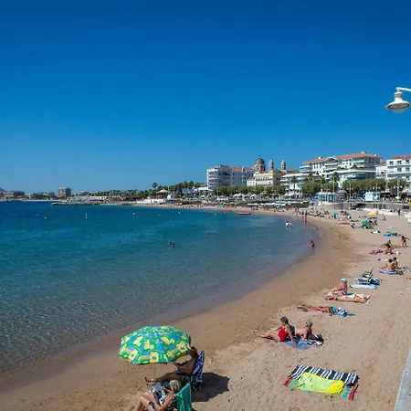 Climatise Centre Ville, Proche Plages Raphael Et Frejus Avec Ascenseur Apartment