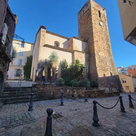 Climatise Centre Ville, Proche Plages Raphael Et Frejus Avec Ascenseur