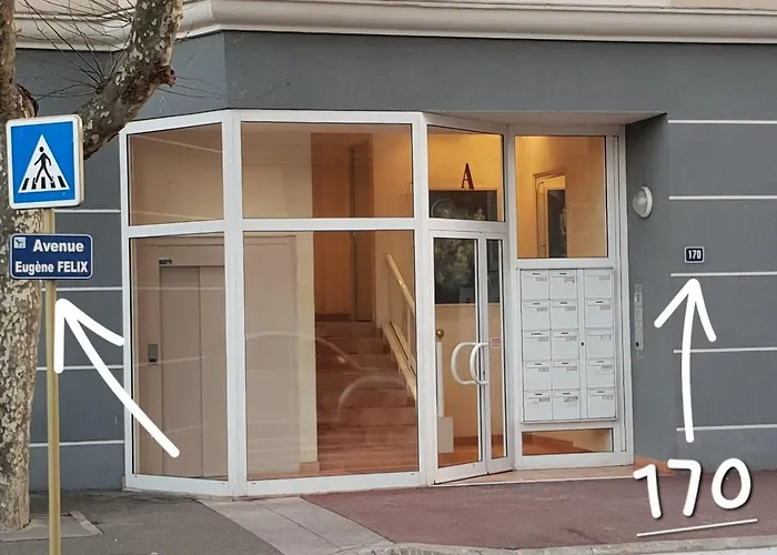 Climatise Centre Ville, Proche Plages Raphael Et Frejus Avec Ascenseur