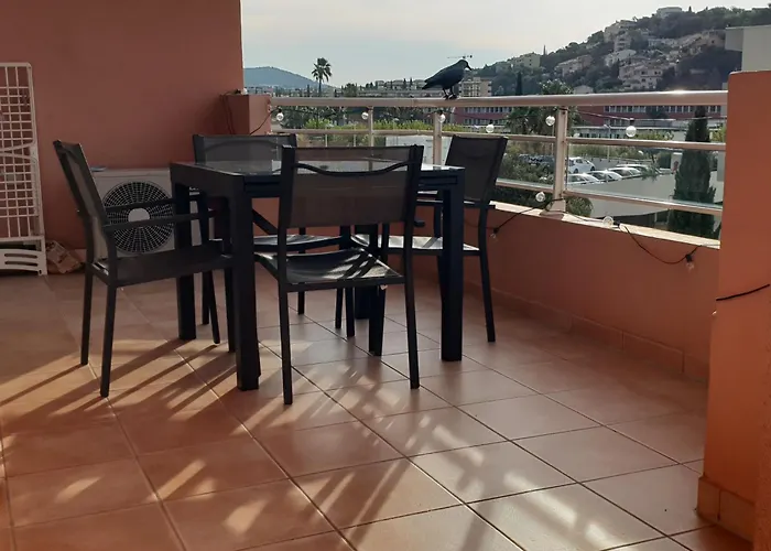 Climatise Centre Ville, Proche Plages Raphael Et Frejus Avec Ascenseur Apartment *
