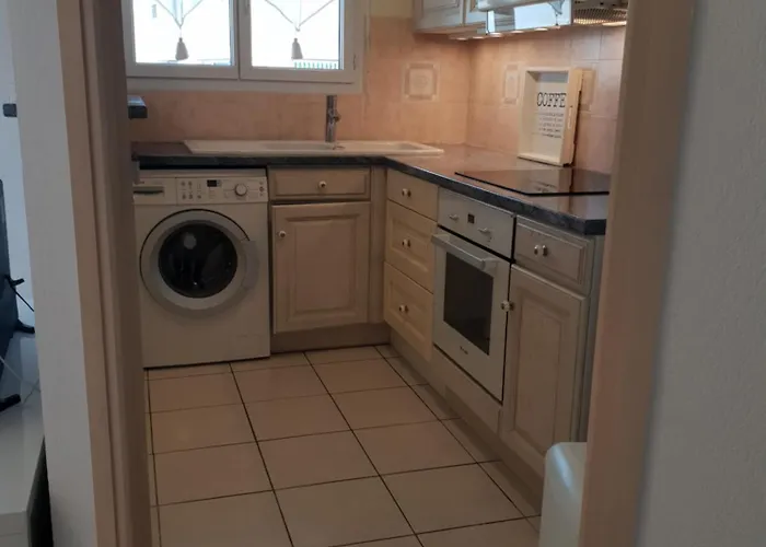 Climatise Centre Ville, Proche Plages Raphael Et Frejus Avec Ascenseur