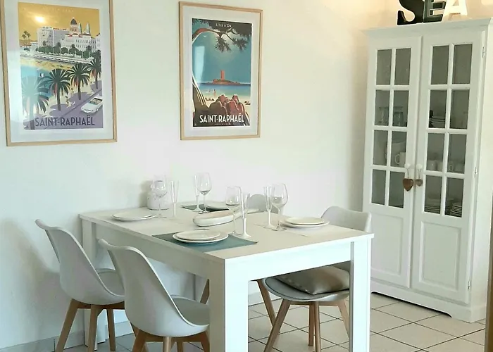 Climatise Centre Ville, Proche Plages Raphael Et Frejus Avec Ascenseur Apartment