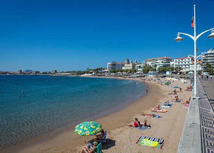 Climatise Centre Ville, Proche Plages Raphael Et Frejus Avec Ascenseur Apartment
