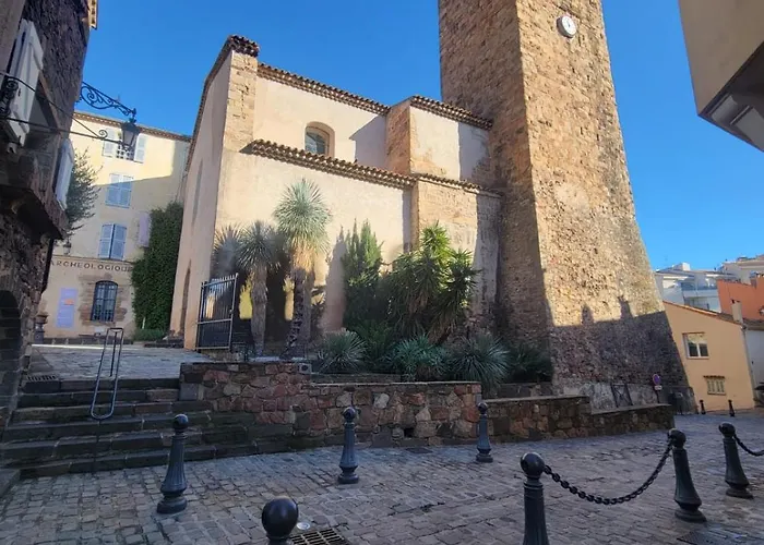 Climatise Centre Ville, Proche Plages Raphael Et Frejus Avec Ascenseur